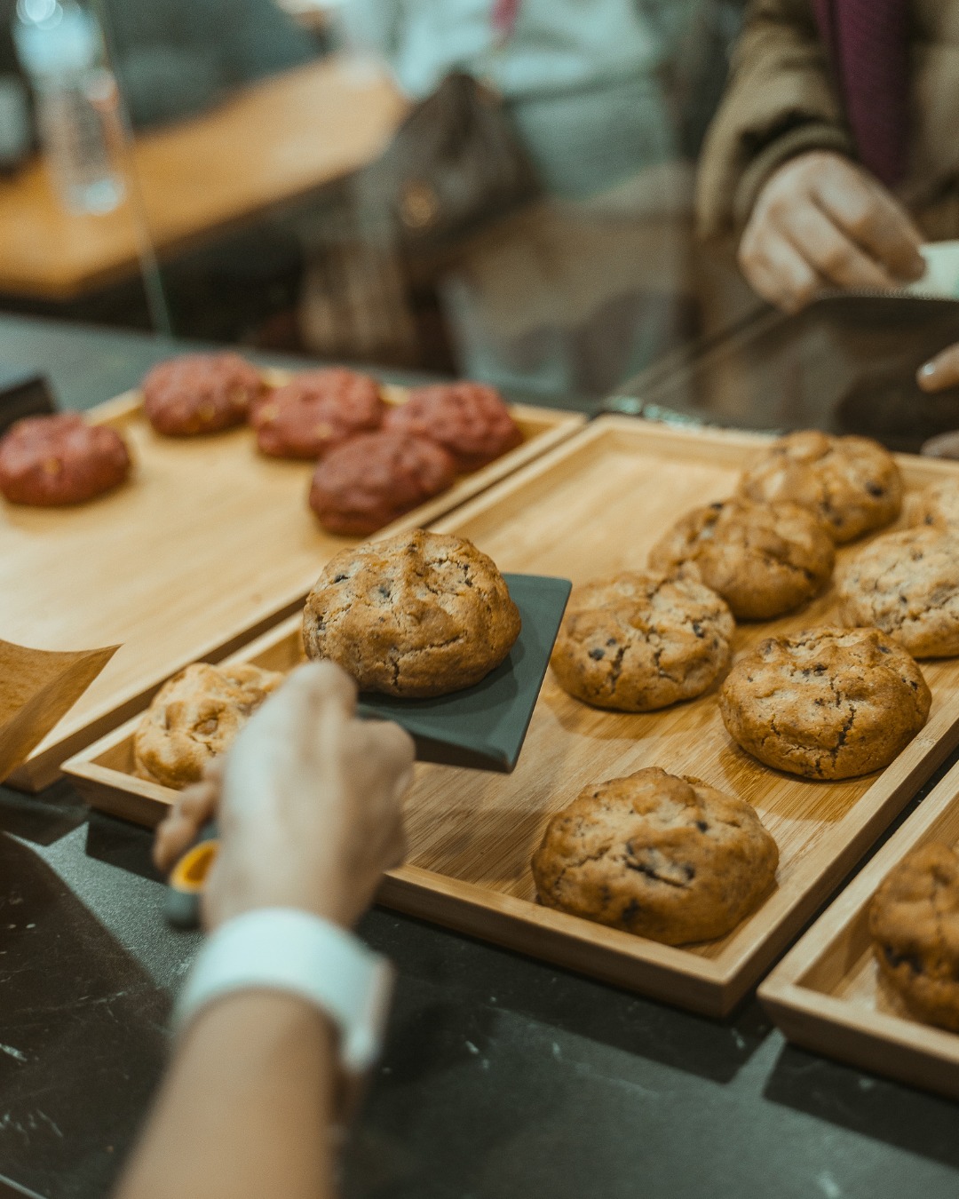 Cookies de Naru Bakery servidas sobre bandejas de madera