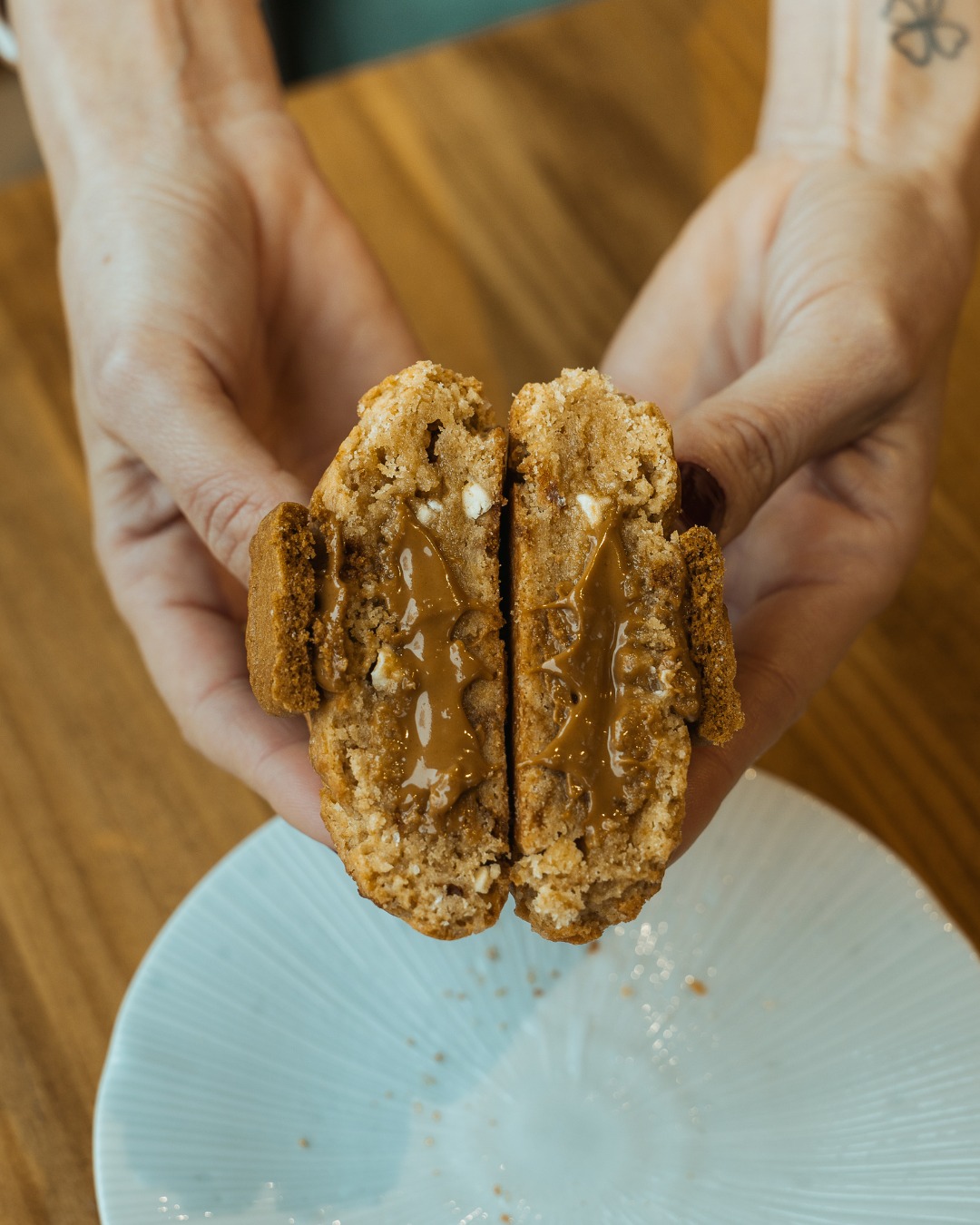Cookie rellena abierta por la mitad