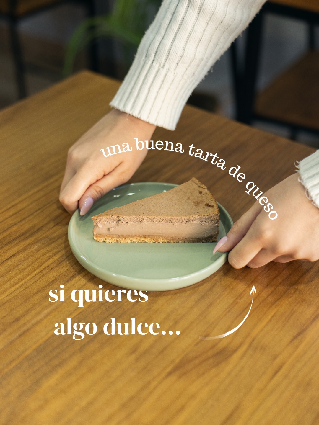 Porción de tarta de queso servida en plato verde
